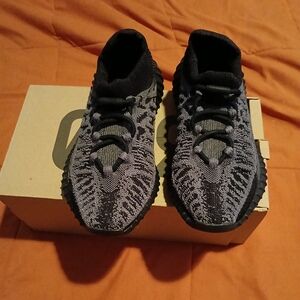 Kids Yeezy Sneakers size 4/1/2 (GRADE SCHOOL SIZE)